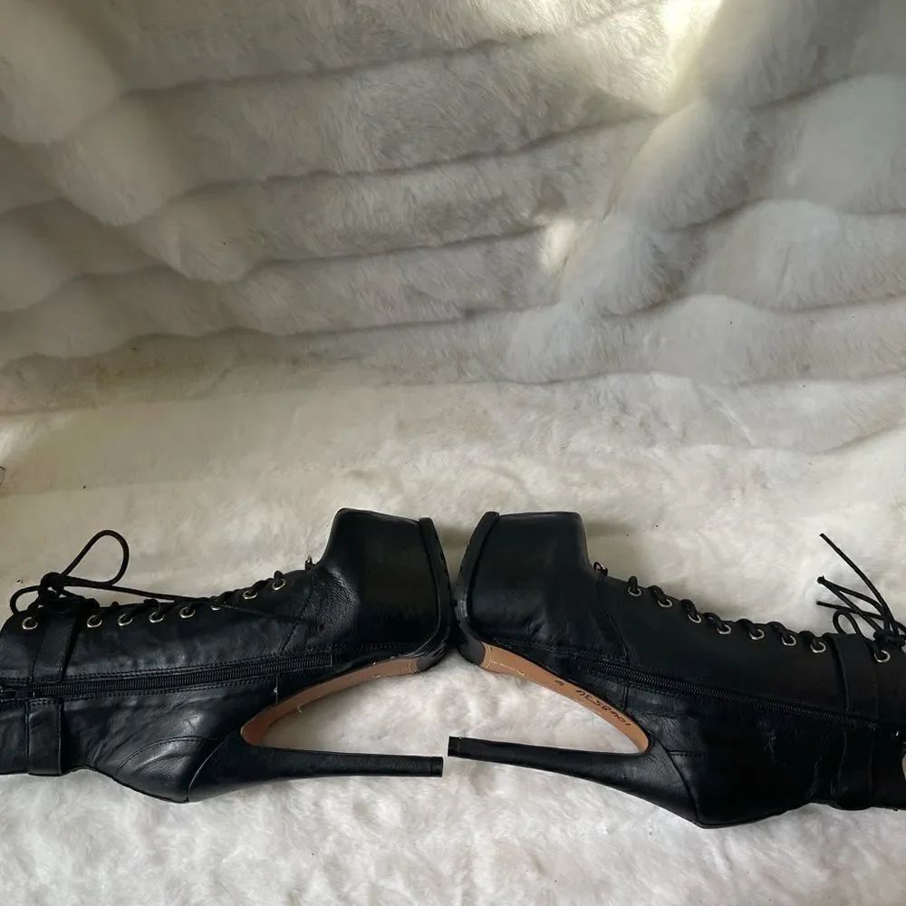 Zigi Girl Leather blk skate lace up boots with rose gold tone chain acc… - Picture 9 of 12